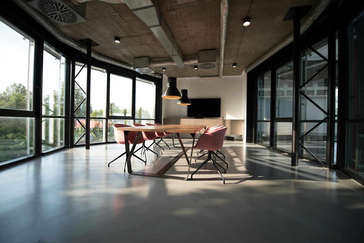 Spazio ufficio luminoso per professionisti e imprese